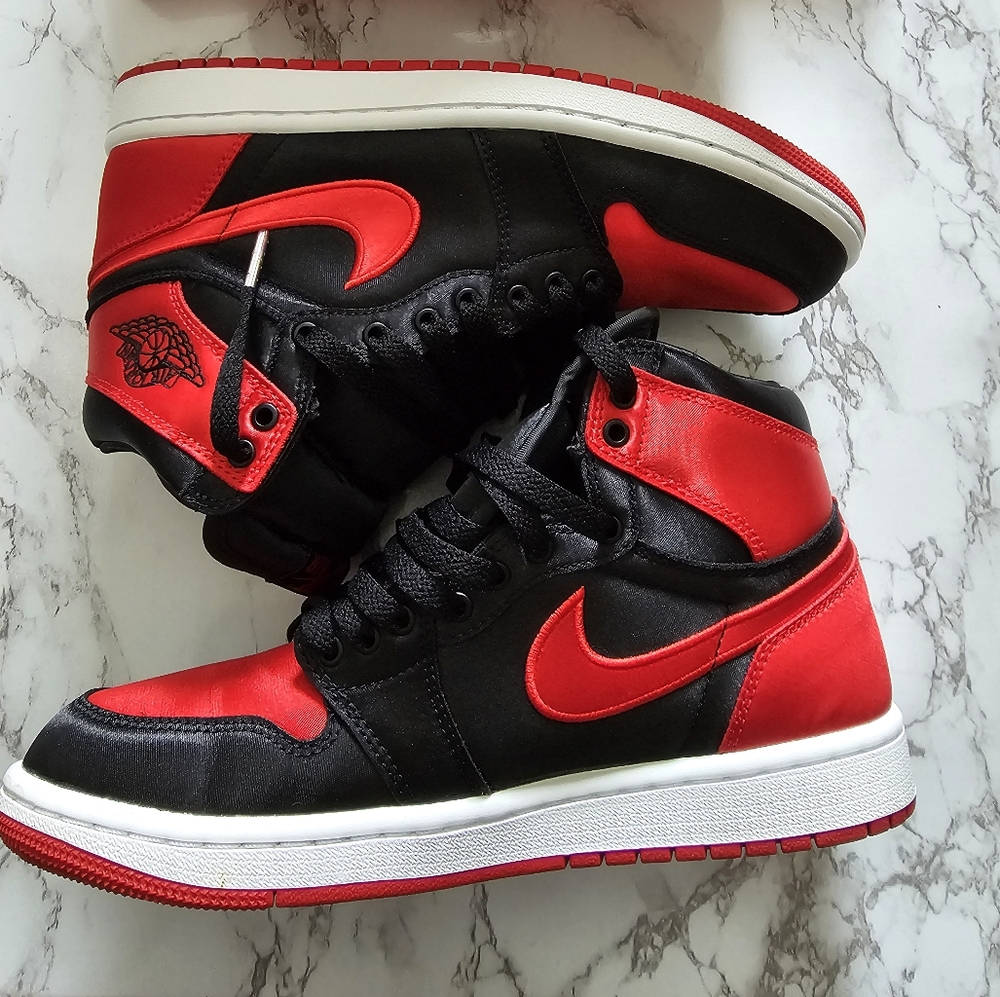 Nike Air Jordan 1 Retro High sz 8.5 'satin bred' FD4810-061